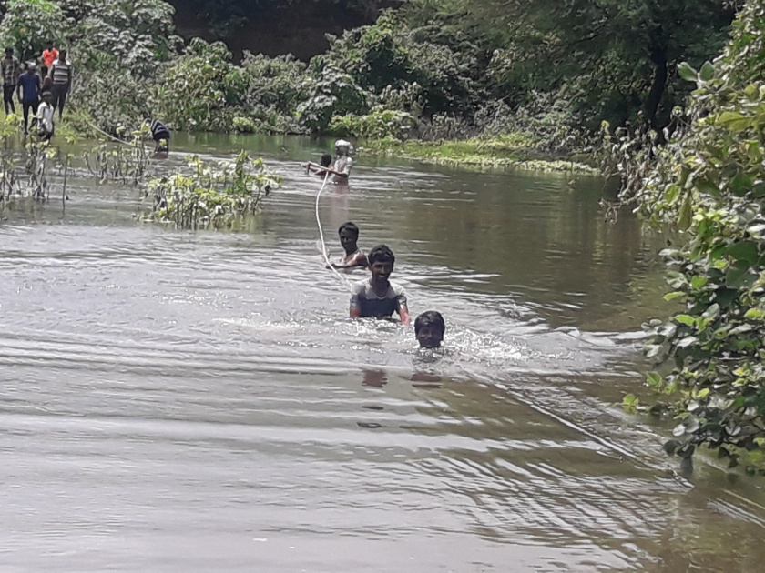 Citizens of Pawar habitat make daily life-threatening trips through the water | पवार वस्तीतील नागरीक करतात पाण्यातुन रोज जीवघेणा प्रवास