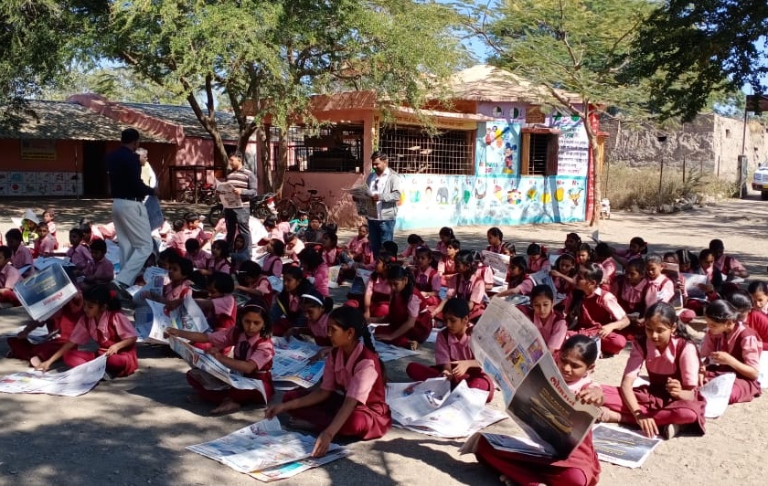 Zilla Parishad school students have experience reading newspaper | जिल्हा परिषद शाळेच्या विद्यार्थ्यांनी घेतला वृत्तपत्र वाचनाचा अनुभव