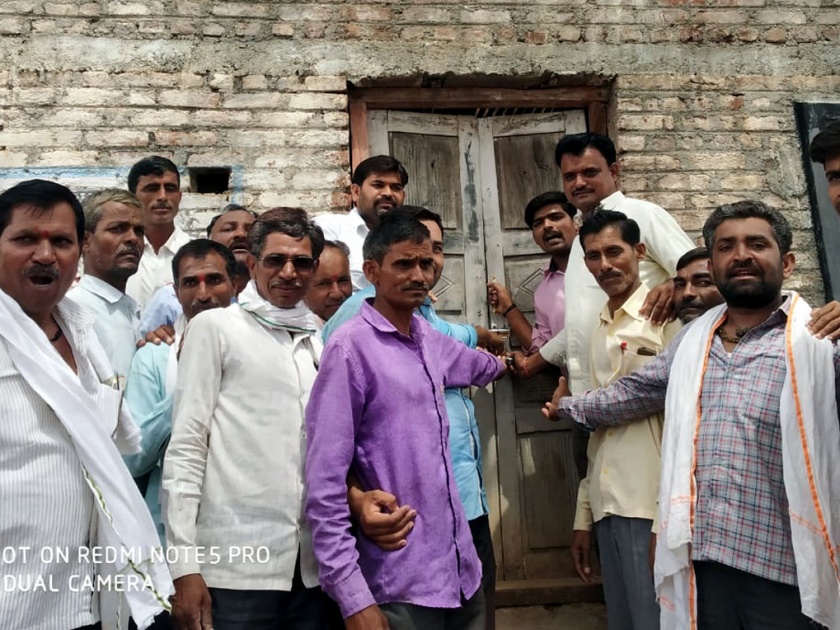 Parbhani: The locked lock at Badavani school | परभणी : बडवणीच्या शाळेस ठोकले कुलूप