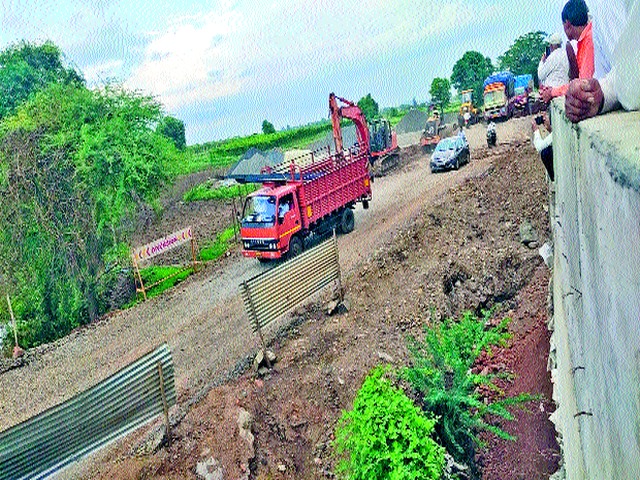 Road repaired in four days | पावसामुळे वाहून गेलेला रस्ता चार दिवसांत दुरुस्त