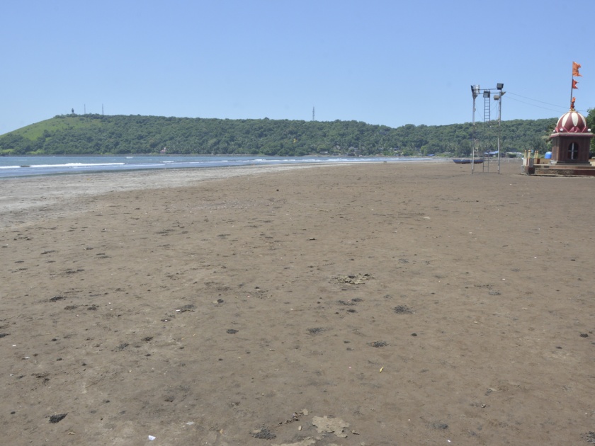 Ratnagiri: After some time after immersion, the coast is clean | रत्नागिरी : विसर्जनानंतर काही तासातच झाला किनारा स्वच्छ