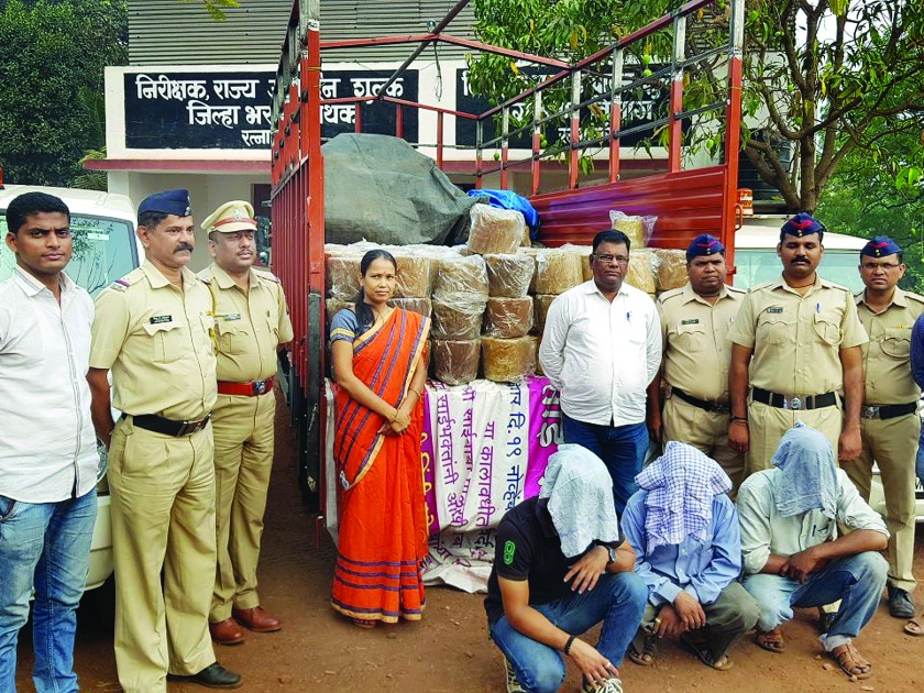 Big action on Ratnagiri production charges; Three arrested | रत्नागिरी उत्पादन शुल्कची मोठी कारवाई; तिघे अटकेत, १४ लाख रुपयांचा माल हस्तगत