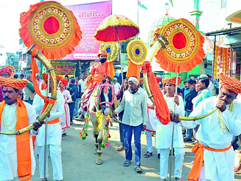 Bhadgaon attracts attention with bibliography and procession | भडगाव येथे ग्रंथदिंडी व शोभायात्रेने वेधले लक्ष