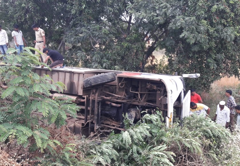 Eight injured in private bus over Pune-Bangalore national highway: Accidents on the second day in a row | पुणे-बेंगलोर राष्ट्रीय महामार्गावर खासगी बस उलटून आठ जखमी  : वेळे हद्दीत सलग दुसºया दिवशी दुर्घटना