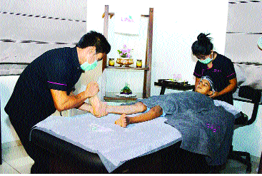 Kids body massages as 'Return Gift' | ‘रिटर्न गिफ्ट’ म्हणून चिमुकल्यांना ‘किड्स बॉडी मसाज’
