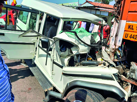 Three people were killed and two seriously injured in the accident near Khandala | खंडाळ्याजवळ अपघातात तीन ठार, दोन गंभीर जखमी