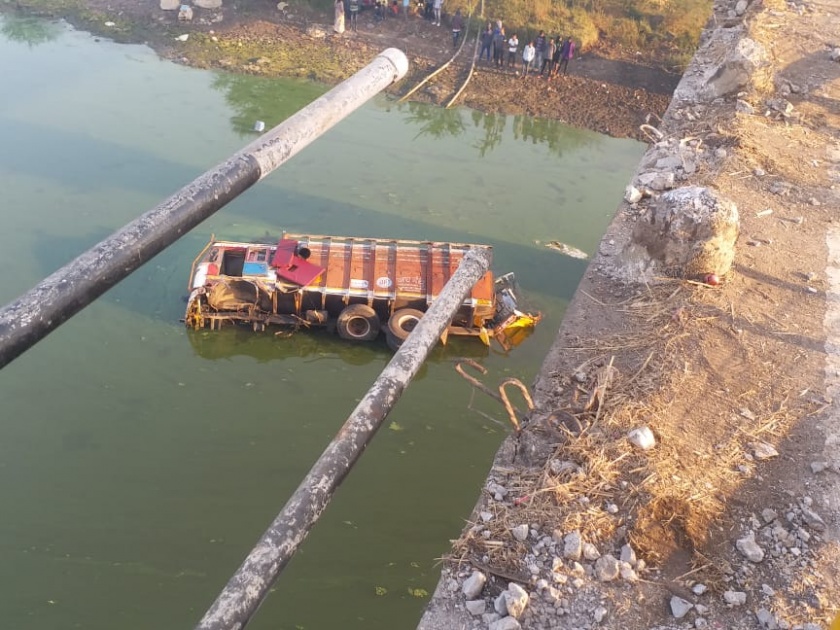 Kadwa river bed crashed driver dead | कादवा नदीपात्रात ट्रक कोसळून चालक ठार