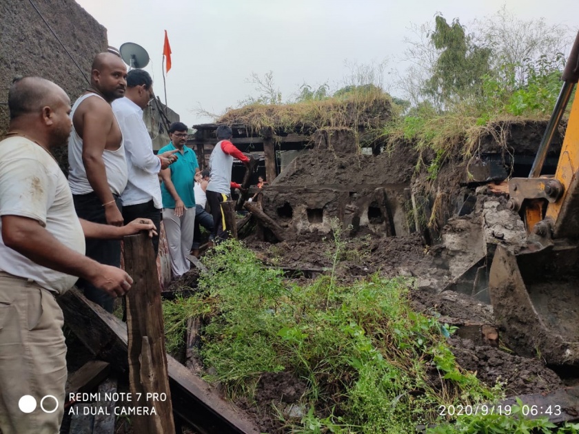 One died in Shevgaon taluka when the roof of his house collapsed. | राहत्या घराचे छत कोसळून शेवगाव तालुक्यात एकाचा मृत्यू.