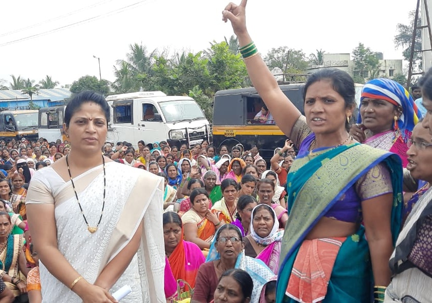 Women stop on the Pune-Bangalore National Highway | पुणे-बंगळूर राष्ट्रीय महामार्गावर महिलांनी अडवला महामार्ग