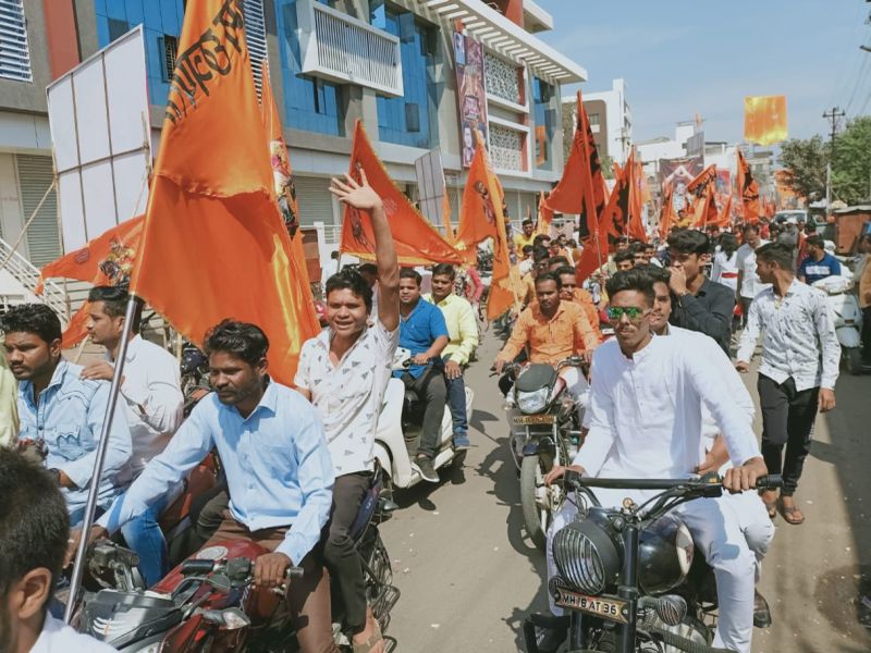 Shiv Jayanti's enthusiasm in the district including Dhule city, two-wheeler rally organized by the youth | धुळे शहरासह जिल्ह्यात शिवजयंतीचा उत्साह, तरूणांनी काढली दुचाकी रॅली
