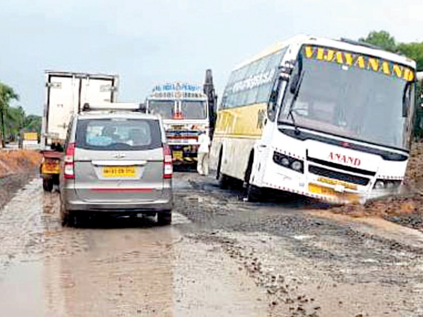 Sindhudurg: Bus accident due to break, no big accident avoided: bus mats roatli | सिंधुदुर्ग : ब्रेक न लागल्याने बसला अपघात, मोठी दुर्घटना टळली : बस मातीत रूतली