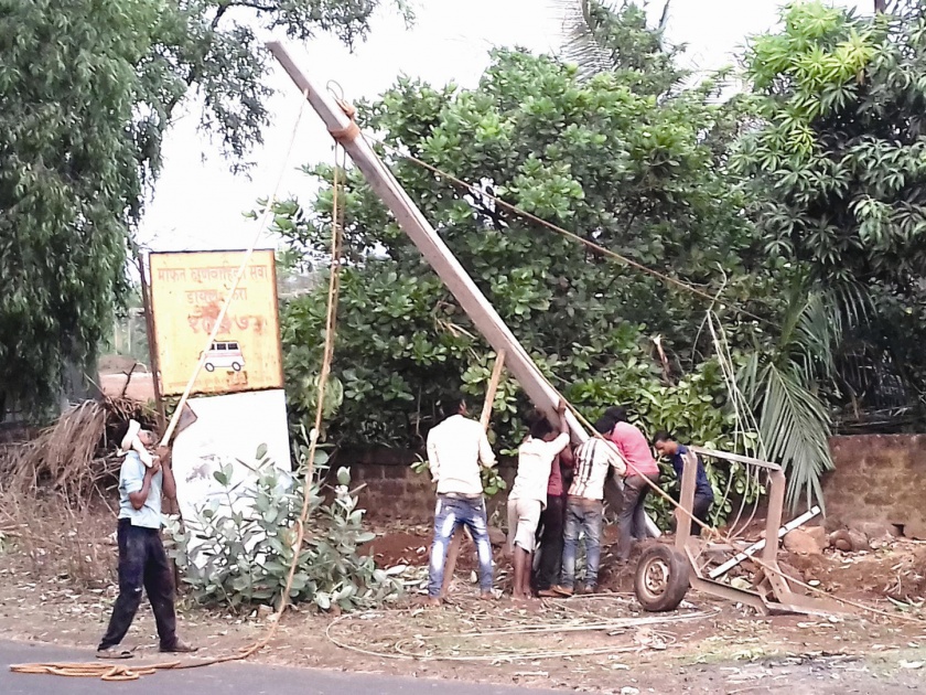 Sindhudurg: Vaibhavavadi Hurricane: Mahavitaran hit most | सिंधुदुर्ग :  वैभववाडीतील चक्रीवादळ : महावितरणला सर्वाधिक फटका