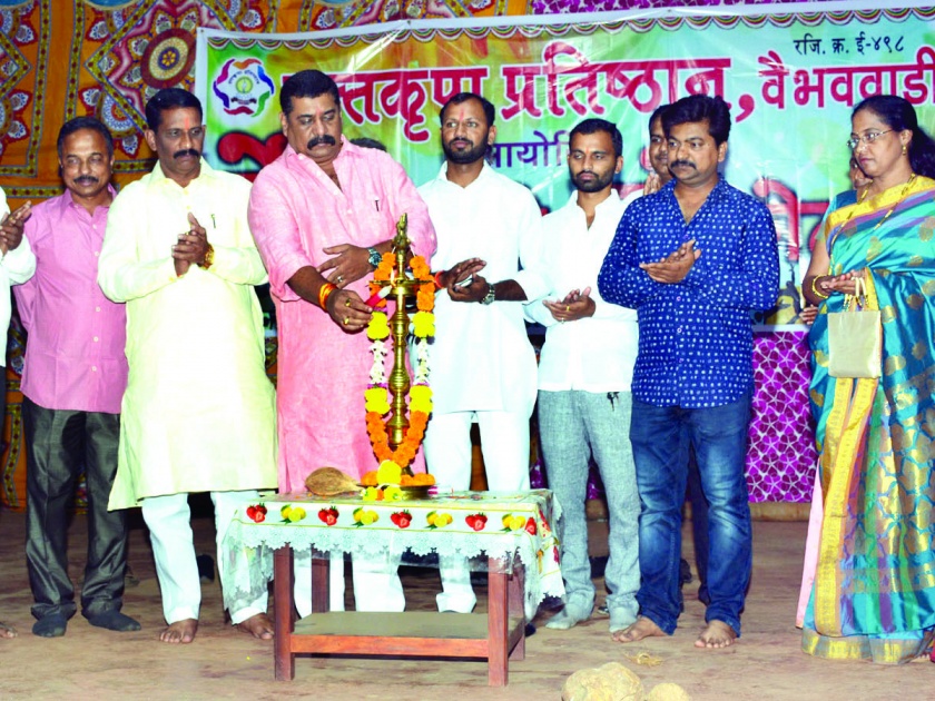 Sindhudurg: Launch of Vaibhavwadi golotsav with the launch of Shobhayatra, Dholaxar, Dindi and bullock cart. | सिंधुदुर्ग : वैभववाडी लोकोत्सवाला शोभायात्रेने प्रारंभ, ढोलपथक, दिंडी, बैलगाड्यांचा समावेश