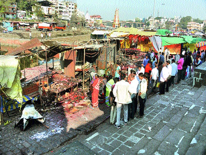 Midnight incident: Types of Ganges; The articles of exploiters, materials and articles were sold by the manufacturer | मध्यरात्रीची घटना : गंगाघाटावरील प्रकार; समाजकंटकांचे कृत्य, साहित्य खाक विक्रेत्यांच्या टपºया जाळल्या
