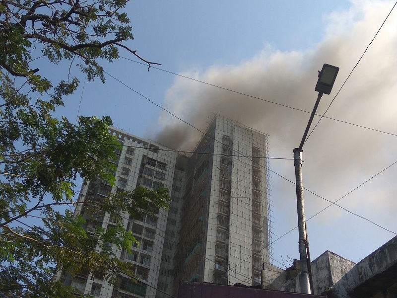 Fire at Giriraj Heights building in Harinvivass circle in Thane | ठाण्यातील हरिनिवास सर्कल येथील गिरीराज हाईट्स इमारतीला आग