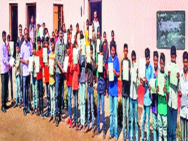 Distribution of certificates at Wadgaon Pangu | वडगाव पंगू येथे दाखल्यांचे वाटप