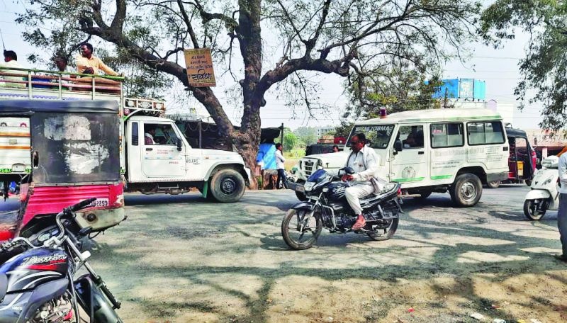 Unruly traffic obstructs ambulance in Washim City | बेशिस्त वाहतुकीचा रुग्णवाहिकेला अडथळा!