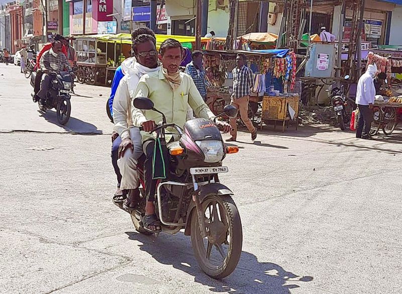 Triple seat journey on two-wheeler even after action in Washim city! | वाशिम शहरात कारवाईनंतरही दुचाकीवर ‘ट्रिपलसीट’ प्रवास!