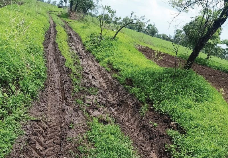 The question of farmland roads lingered; Farmers angry | पाणंद रस्त्यांचा प्रश्न रखडला; शेतकरी संतप्त