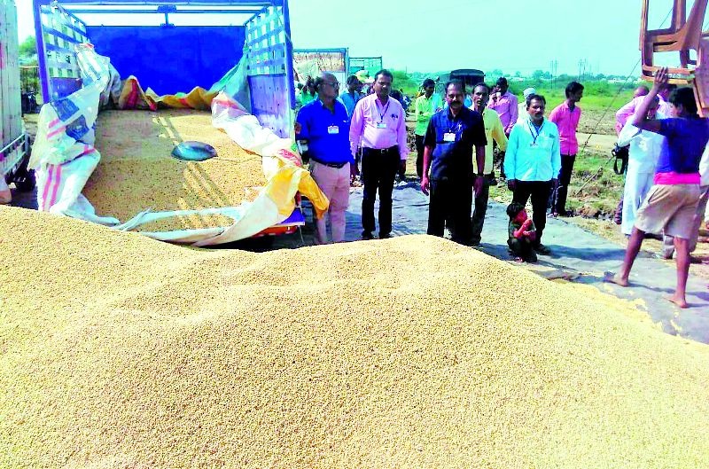 For the purchase of wheat grains | वणीत धान्य खरेदीवर धाड