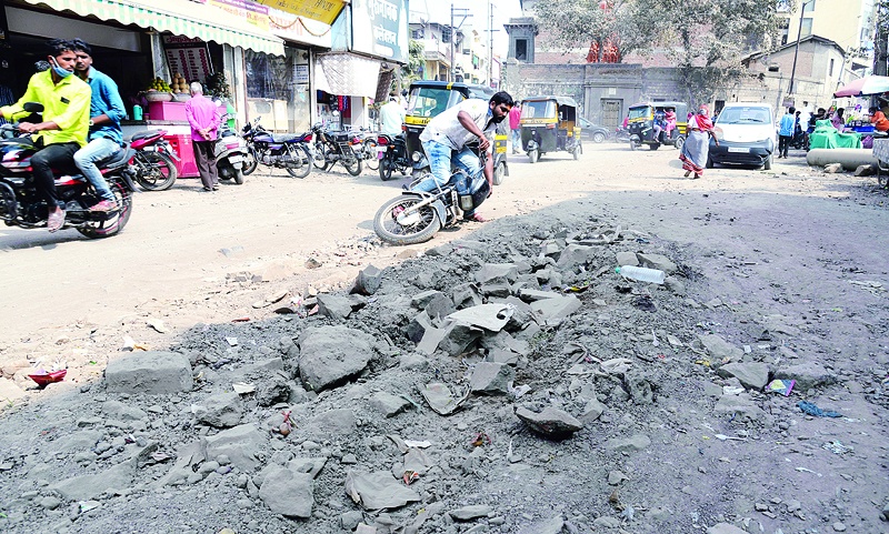 The dust settled in the shop, the heads of the citizens were shattered but the Solapur Municipal Corporation did not wake up | दुकानात धूळ साचली, नागरिकांची डोकी फुटली तरी सोलापूर महापालिकेला जाग येईना