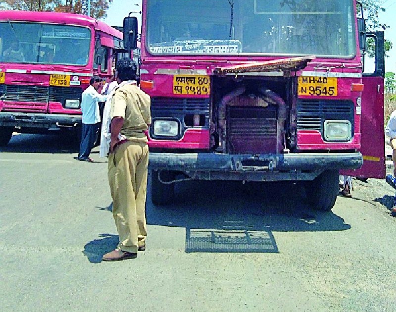 Three buses failed in Karalgaon Ghat | करळगाव घाटात तीन बसेस फेल