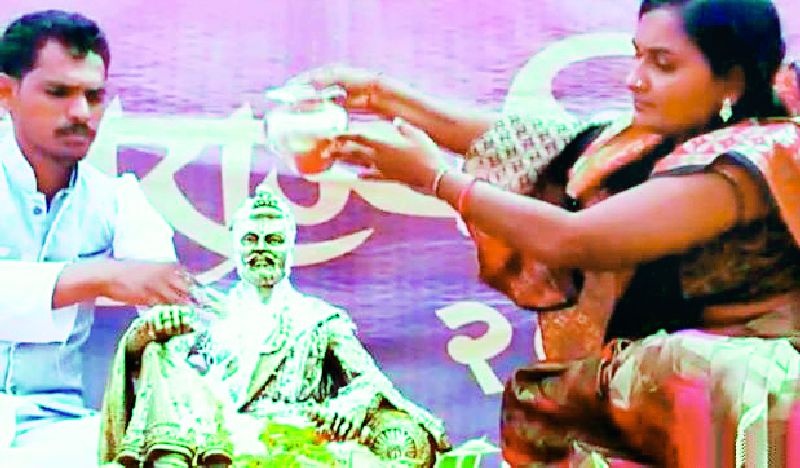 Shambhuraje's coronation honors a farmer woman | शंभूराजांच्या राज्याभिषेकाचा मान शेतकरी महिलेला