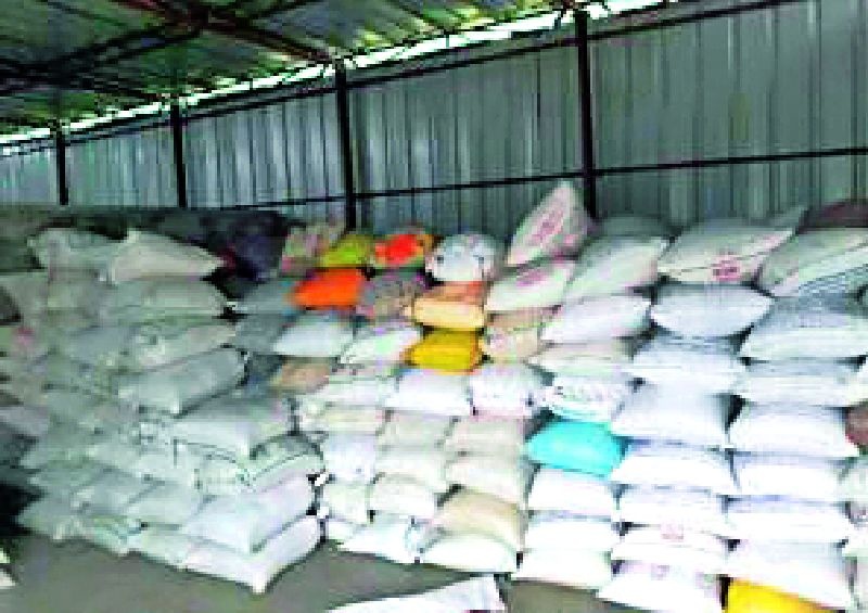 Government grain smuggling from Kalmbad MIDC | कळंब एमआयडीसीतून शासकीय धान्याची तस्करी