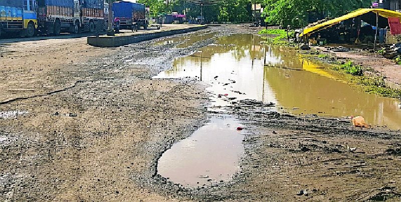The poor condition of the national highway in the city of Darwha | दारव्हा शहरातील राष्ट्रीय महामार्गाची दुरावस्था