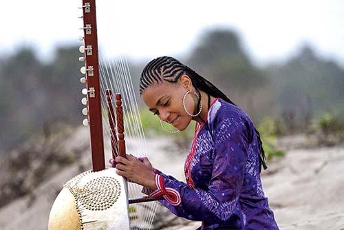meet Gambia's Sona Jobarteh , fantastic musician | गांबियातली ही फ्युजन सिंगर सध्या जगभर गाजतेय ती का?