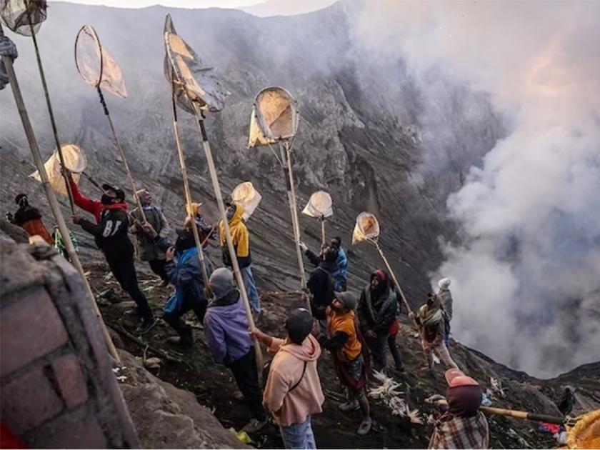Active volcano mount bromo thousands Hindu worshipers reached for ritual in Indonesia | इथे मुस्लिमांची संख्या जास्त पण हिंदू पद्धतीने सगळे करतात ज्वालामुखीची पूजा, कारण...