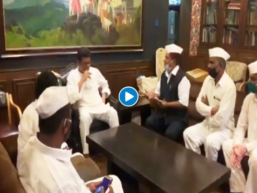 Video: Mumbai Dabbewala Assosiation Meet MNS Chief Raj Thackeray over their various problem | Video: भेटायला आलेल्या डबेवाल्यांना राज ठाकरेंचा चिमटा; “सरकार त्यांच्या हातात द्या अन्…