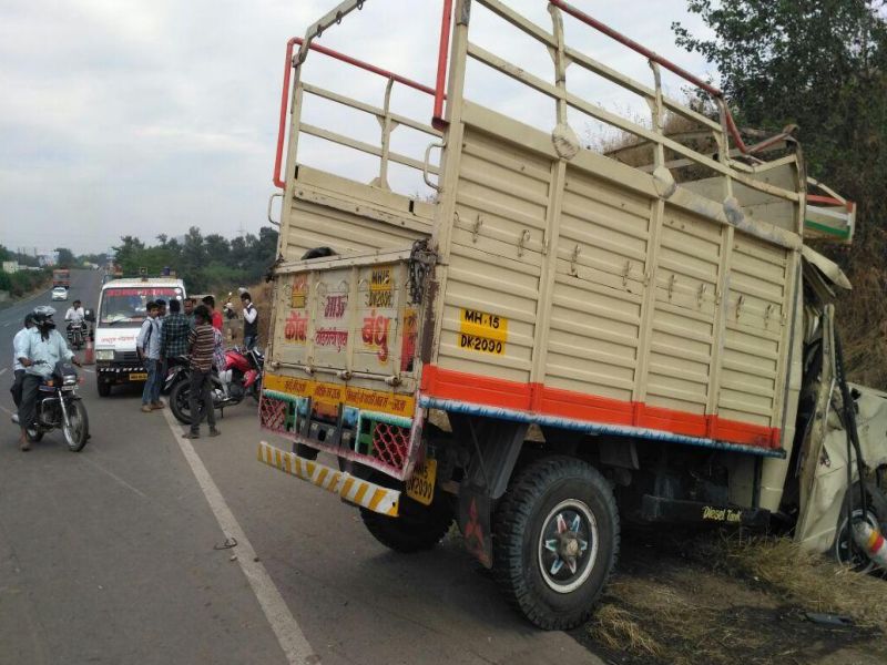 A truck carrying Verhad from Nashik overturned on the highway; One youth killed with five-year-old son; Thirty injured | नाशिकवरून वर्‍हाड घेऊन निघालेला टेम्पो महामार्गावर उलटला; पाच वर्षीय मुलासह एक युवक ठार; चाळीस जखमी