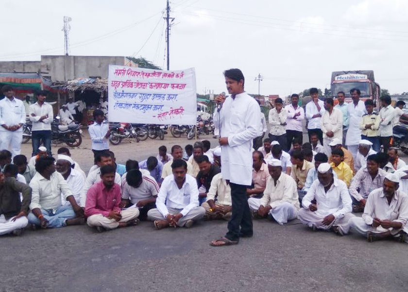 Movement against the Cooperatives to stop the Solapur route | सहकारमंत्र्यांच्या विरोधात सोलापूरात रास्ता रोको आंदोलन 