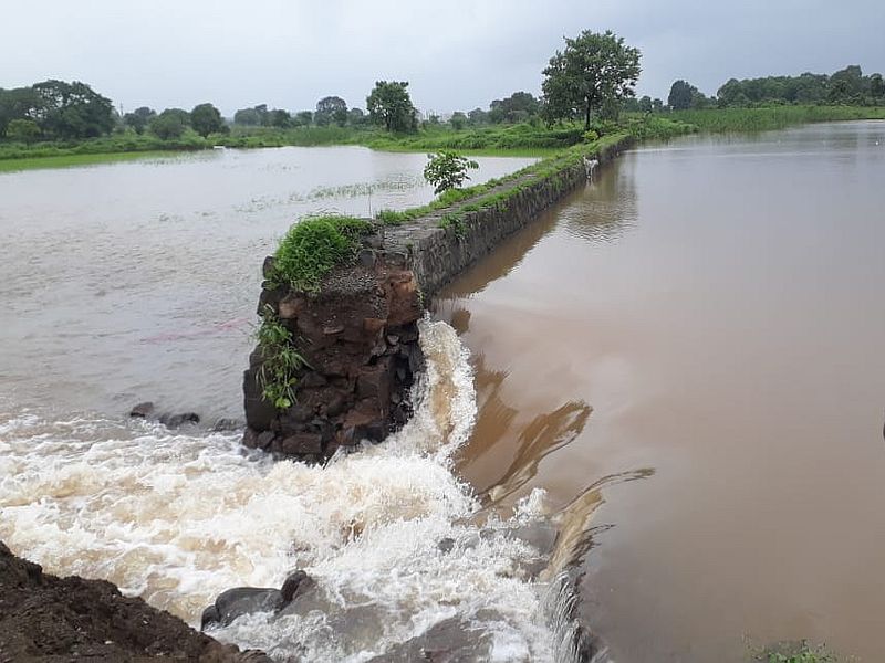 The river Valdhuni rises to the city, the village wall collapses in near ambarnath | वालधुनी नदीचा शहरांना धोका, गावातील धरणाची भिंत फुटली