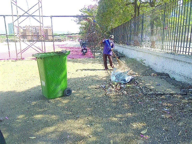 The burden of sanitation on the municipality after the program; It was like garbage on the plains | कार्यक्रमानंतर स्वच्छतेचा भार पालिकेवर; मैदानांवरील कचरा जैसे थे