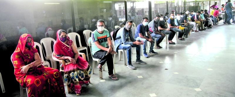 Coronavirus in Nagpur; Queues at vaccination centers, civil confusion | Coronavirus in Nagpur ; लसीकरण केंद्रांवर रांगा, नागरिक गोंधळात