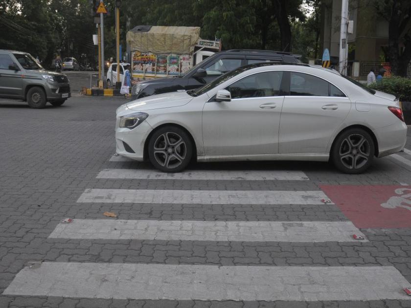 Hey, zebra crossings are for pedestrians! Ignorance of the traffic police | अहो, झेब्रा क्रॉसिंग पायी चालणाऱ्यांसाठी आहे! वाहतूक पोलिसांचेही दुर्लक्ष