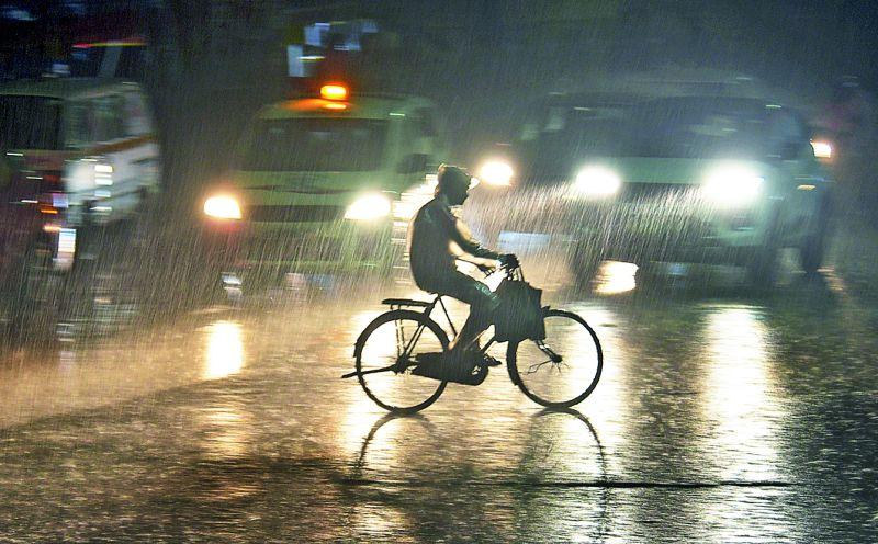 Clear all day, heavy rain in the evening; 24.6 mm in Nagpur in two hours. | दिवसभर उघाड, सायंकाळी धाेधाे बरसात; नागपुरात दाेन तासांत २४.६ मि.मी. पावसाची नाेंद