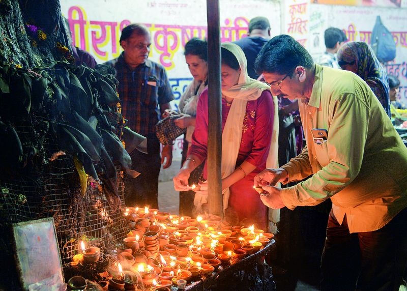 In Nagpur, devotees performed the anointing of Suryaputra Shanideva | नागपुरात भाविकांनी केला सूर्यपुत्र शनिदेवाचा अभिषेक