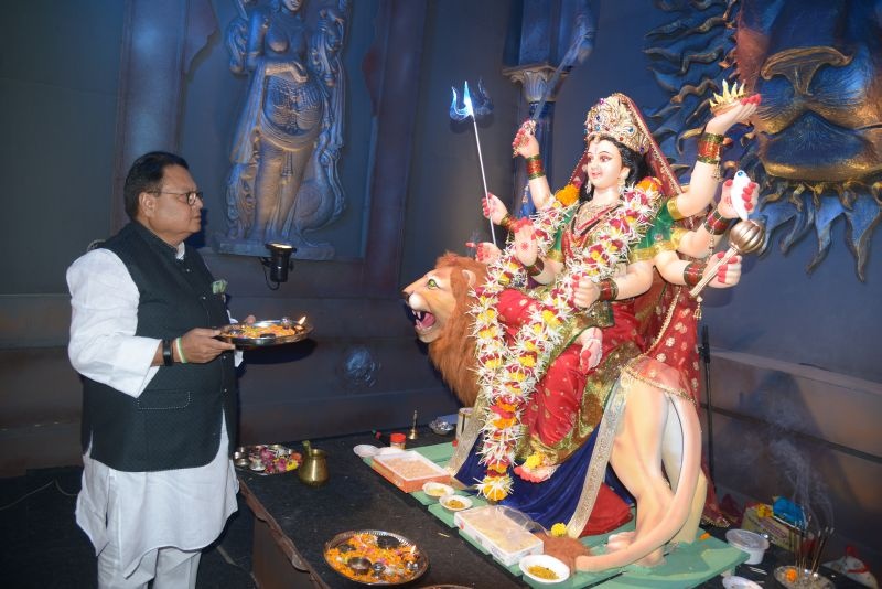 Establishment of Goddess Durga in Hemadpanthi temple in Nagpur; Darshan by Vijay Darda, Rakesh Ola | नागपुरात हेमाडपंथी मंदिरात दुर्गादेवीची स्थापना; विजय दर्डा, राकेश ओला यांनी घेतले दर्शन