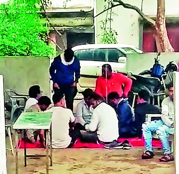 Gambling of guard and attendant under dining shed in Nagpur psychiatric hospital | धक्कादायक! नागपूरच्या मनोरुग्णालयात जेवणाच्या शेडखाली रंगतो रक्षक व अटेंडन्टचा जुगार