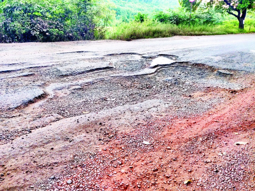 Ratnagiri - Kolhapur highway pit, construction department ignorant | रत्नागिरी - कोल्हापूर महामार्ग खड्ड्यात, बांधकाम खाते अनभिज्ञ