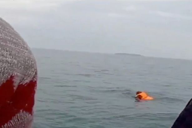 The plane carrying 62 people crashed into the sea | ६२ जणांना घेऊन जाणारे विमान समुद्रात कोसळले