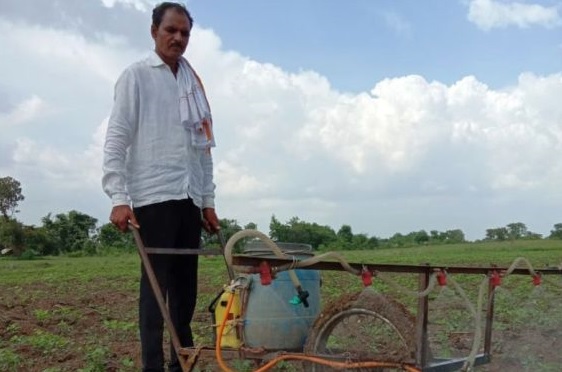 A farmer in Yavatmal district made a spray machine out of waste material | यवतमाळ जिल्ह्यातील शेतकऱ्याने टाकाऊ वस्तूंमधून साकारले फवारणी यंत्र