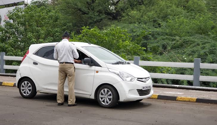 Maharashtra Lockdown : ‘E-pass’ once again for travel from the state government; On the first day in Pune, over 2,000 applications were submitted | Maharashtra Lockdown : राज्य सरकारकडून प्रवासासाठी पुन्हा एकदा 'ई-पास'; पहिल्याच दिवशी पुण्यात २ हजारांवर अर्ज विनंती अर्ज  