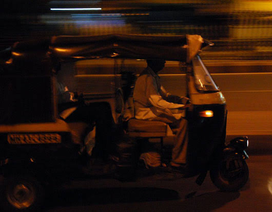He sitting as a passenger and theft autorickshaw by fearing to be beaten stone | प्रवासी म्हणून बसले अन् दगडाने मारहाण करण्याचा धाक दाखवत रिक्षा घेऊन पसार झाले