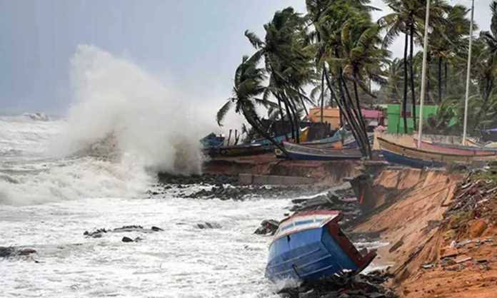 Weather Alert: 'Yass' cyclone will reach in the Bengal sea on Wednesday morning | Weather Alert : बंगालच्या उपसागरात निर्माण झालेले अति तीव्र 'यास' चक्रीवादळ बुधवारी सकाळी धडकणार
