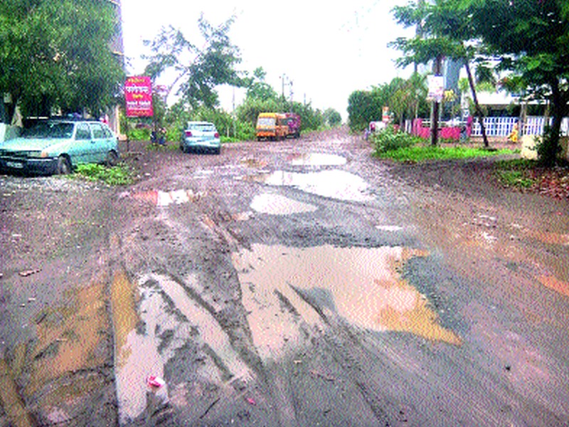 Roads in Chadradhar Nagar Rooted Mud | चक्रधरनगरातील रस्ते रूतले चिखलात