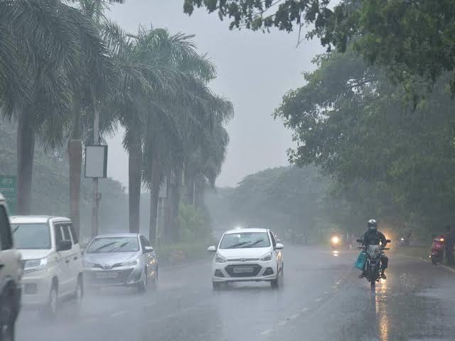The low pressure area from Vidarbha to South Tamil Nadu received 4 days of rain in the entire state including Konkan | कोकणासह संपूर्ण राज्यात ४ दिवस 'वरुणराजा' बरसणार ; हवामान विभागाचा इशारा
